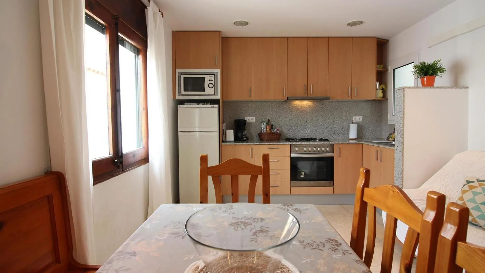 Apartamento Centrico En Roses, A 300M De La Playa, Con Terraza Solarium Y Wifi. - Es-228-97 Spain